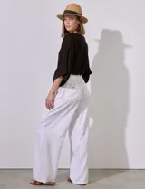 Bolero calado negro de poliéster con mangas 3/4 y frente abierto con lazo.