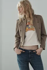 Camiseta de algodón color crudo con cuello redondo y ribetes en contraste color marrón. Estampado frontal de los personajes de The Muppets ©Disney.