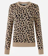 Blusa de tricot color beige con estampado animal print negro, hombreras y mangas largas.