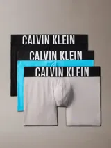 Pack de tres bóxers largos Calvin Klein de microfibra en color negro, celeste y gris. Todos tienen cintura elástica con el logo de la marca en blanco. Confeccionados con poliéster reciclado.