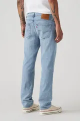 Jeans Levi's 511 Slim Fit color celeste claro, de corte ajustado y diseño clásico de cinco bolsillos.