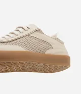 Championes color beige con detalles en blanco, de tela y cuero sintético, con suela marrón.