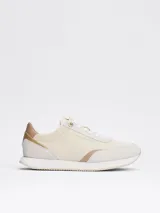 Zapatillas Tommy Hilfiger color crema con detalles en beige y dorado. Confeccionadas en poliéster con paneles mixtos y logo bordado en la lengüeta y el talón.