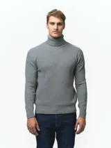Polera de punto gris con cuello alto y diseño acanalado, de manga larga y corte ajustado.