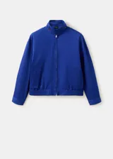 Chaqueta oversize color azul, con cuello solapa camisero y cierre frontal.
