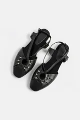 Balerina de cuero color negro, con tira en el empeine y apliques metálicos dorados en toda la superficie.