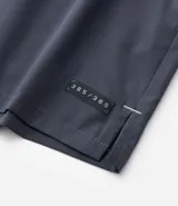 Bermuda de running para hombre, color beige claro, confeccionada en microfibra tecnológica. Presenta cintura elástica con cordón ajustable y bolsillos funcionales.