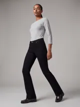 Jean bootcut de tiro bajo con diseño de cinco bolsillos, presillas para cinto y cierre frontal con botón y cremallera. Confeccionado en mezcla de algodón, poliéster reciclado y elastano.
