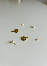 Aros colgantes de plata 925 bañados en oro, con perla de río y broche mariposa.