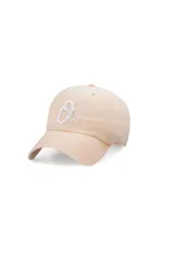 Gorra tipo baseball de seis paneles con corona relajada y visera curva. Presenta el logo de los Baltimore Orioles bordado en el frente y logo de la marca en el lateral. Cuenta con correa ajustable en la parte posterior.