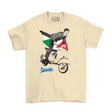 Remera de algodón color beige con estampado frontal de estilo vintage que muestra a un hombre en un traje sobre una motocicleta Vespa, acompañado por los colores de la bandera italiana y el logo de Vespa.