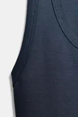 Top negro de corte ajustado (slim fit) con escote redondo y manga sisa.