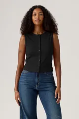 Musculosa de canalé color negro, con cuello redondo y cierre frontal de botones.