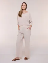 Pantalón pull-on de color beige con caída fluida, cintura elastizada fruncida, bolsillos laterales funcionales y pierna amplia de corte wide leg.
