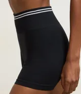 Bermuda deportiva Get Over de crossfit, color negro, con diseño seamless y rayas contrastantes blancas en la cintura alta.