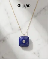 Collar de acero con baño de oro y dije cuadrado de piedra lapislázuli natural con circonia central.