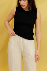 Musculosa color beige de tejido de punto suave, corte recto y escote redondo.