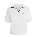Remera Adidas de corte polo con cuello abierto, manga corta y logo bordado en color verde sobre fondo blanco.