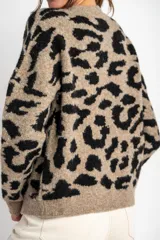 Sweater de lana color beige con estampado animal print en negro.