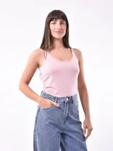 Musculosa de tirantes finos color rosa viejo, corte ajustado al cuerpo.