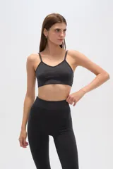 Top deportivo gris con breteles finos, corte al cuerpo y cuello en V.