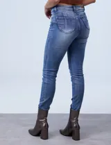 Jean skinny de tiro medio, color azul denim con lavado claro.