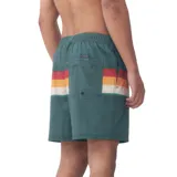 Short de baño Quiksilver con estampado de rayas horizontales en tonos rojo, naranja y blanco sobre fondo verde.