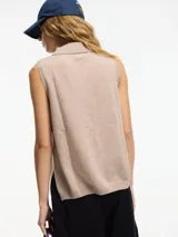 Chaleco color beige de cashmere con cuello polo y botones.