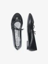 Zapatos tipo chatitas y ballerinas de color negro, con diseño clásico de punta redonda y detalle de lazo en la parte delantera.