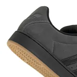 Championes Adidas Superstar ST de estilo urbano, confeccionados en gamuza gris con las icónicas tres tiras laterales en negro. Presentan la clásica puntera de goma, cordones negros y una suela de goma con base color caramelo.