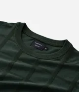 Suéter masculino de punto con textura cuadrillé, cuello redondo y mangas largas con puños acanalados.