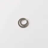 Dije compuesto por dos aros entrelazados de plata 925 con acabado pulido brillante.