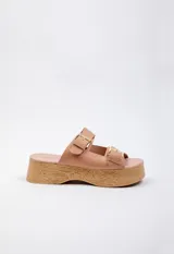 Sandalias negras de cuero con plataforma de madera y hebillas metálicas.