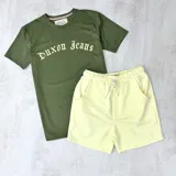 Short deportivo amarillo claro con cintura elástica ajustable con cordón y bolsillos laterales.