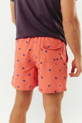 Short de baño azul con franjas horizontales en celeste y azul claro. Cuenta con cintura elástica ajustable con cordón, dos bolsillos laterales y uno trasero.