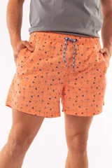 Short de baño azul con franjas horizontales en celeste y azul claro. Cuenta con cintura elástica ajustable con cordón, dos bolsillos laterales y uno trasero.