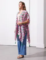 Kimono ligero de poliéster con estampado geométrico en tonos rosa y verde, mangas cortas y terminación con borlas verdes en el ruedo.