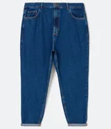 Pantalón mom jeans azul oscuro, tiro alto, con bolsillos delanteros y traseros, trabillas en la cintura, cierre frontal con botón y cremallera, y dobladillo doblado.