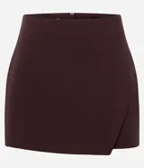 Short pollera corto color marrón de bengalina, con diseño cruzado en el frente, cierre invisible en la parte trasera y talle alto.