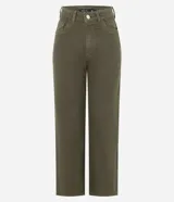 Pantalón recto de corte cropped, confeccionado en sarga de algodón. Presenta cintura con trabillas, cierre frontal con botón y cremallera, y bolsillos funcionales en el frente y en la parte posterior.