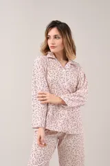 Pijama de dos piezas celeste con estampado floral, compuesto por camisa de manga larga abotonada y pantalón largo.