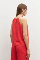 Top halter rojo de lino con cuello redondo y breteles finos.