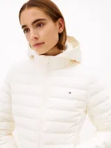 Campera puffer ligera de color blanco, de corte slim, con capucha extraíble y cierre de cremallera frontal. Cuenta con diseño tabicado, bolsillos con cierre y logo distintivo de la marca en el pecho.