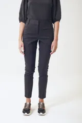 Pantalón negro de vestir, de corte recto y tiro medio.