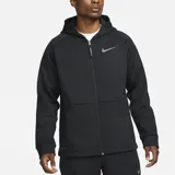 Campera deportiva Nike Pro Therma-FIT negra con capucha, cierre frontal completo, logo en el pecho y bolsillos laterales con cierre. Confeccionada con al menos 75% de fibras de poliéster reciclado.
