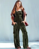 Enterito de terciopelo verde con diseño cargo, que incluye múltiples bolsillos laterales y frontales. Presenta un corte holgado de pierna ancha y tiras ajustables en la espalda.