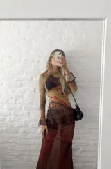 Vestido midi de microtul elastizado con estampado abstracto en tonos marrones y beige. Diseño ajustado al cuerpo, de manga larga y cuello redondo. Transparenta.