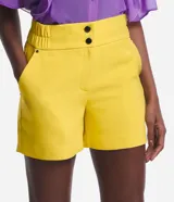 Bermuda roja de poliéster con cintura elástica, bolsillos laterales y cierre con cremallera y botones.