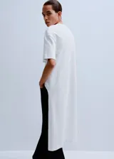 Camiseta de algodón blanca, de corte oversize, cuello redondo y manga corta con diseño holgado.