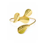 Brazalete rígido de bronce enchapado en oro, de diseño abierto y ajustable, adornado con apliques en forma de hojas con textura martillada.
